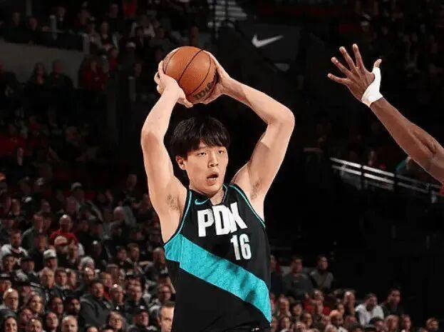 杨瀚森防守表现堪忧，CBA最佳防守球员为何难适应NBA节奏？
