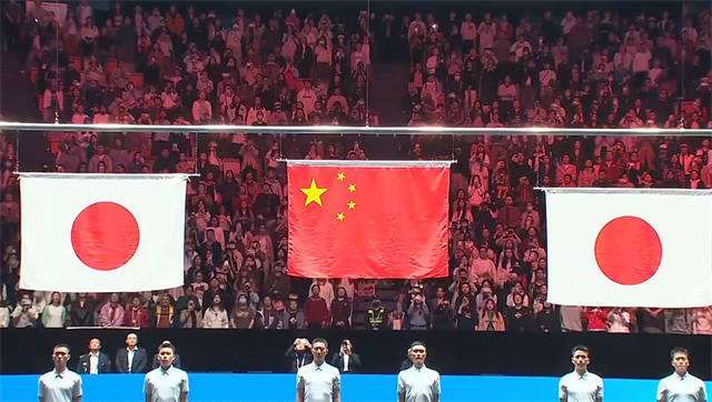 张本智和主动靠边站！不敢和王楚钦同台自拍，颁奖仪式上国乒孤独