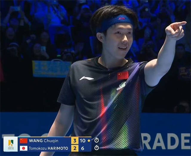 张本智和主动靠边站！不敢和王楚钦同台自拍，颁奖仪式上国乒孤独