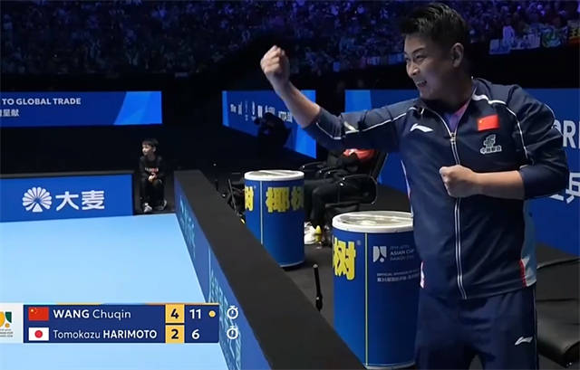 张本智和主动靠边站！不敢和王楚钦同台自拍，颁奖仪式上国乒孤独