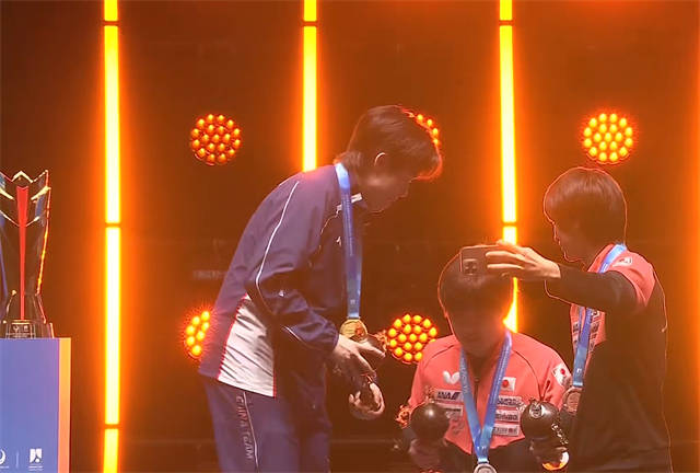 张本智和主动靠边站！不敢和王楚钦同台自拍，颁奖仪式上国乒孤独