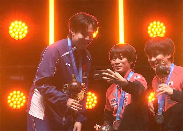 张本智和主动靠边站！不敢和王楚钦同台自拍，颁奖仪式上国乒孤独