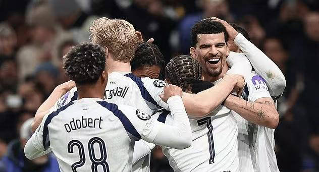 热刺宝藏门将维卡里奥：逆境中的稳固屏障