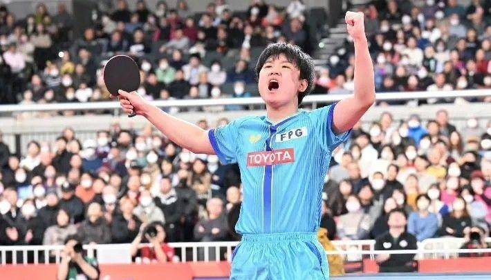 世界杯竞彩-日本乒乓球锦标赛：张本智和4-3险胜前搭档，晋级四强，吉村真晴输给小将松岛辉空，早田希娜4-0横扫削球手